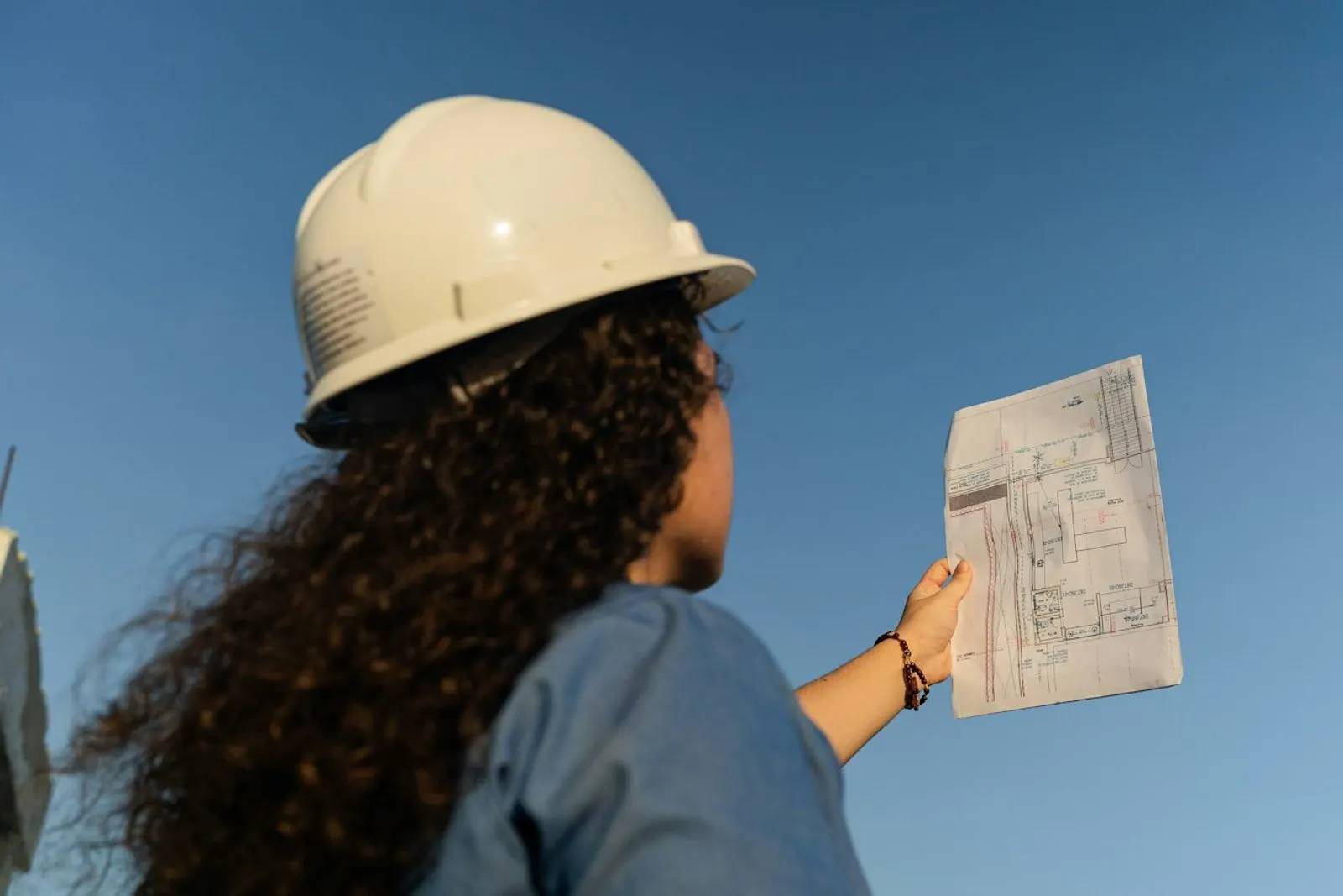 Equipo de geólogos revisando un plano en el borde de un tajo