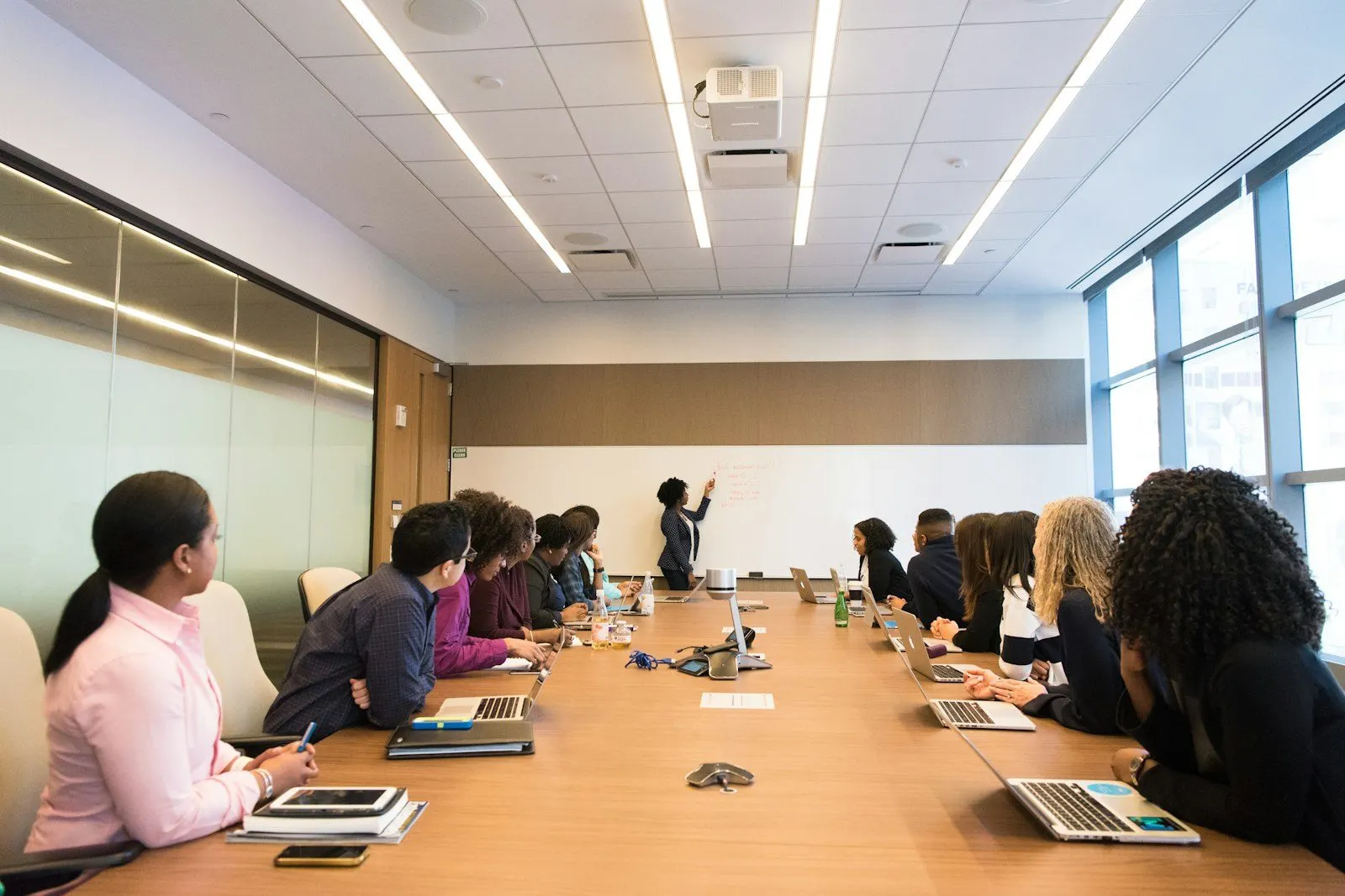 Reunión de trabajo revisando planos y reportes técnicos sobre una mesa