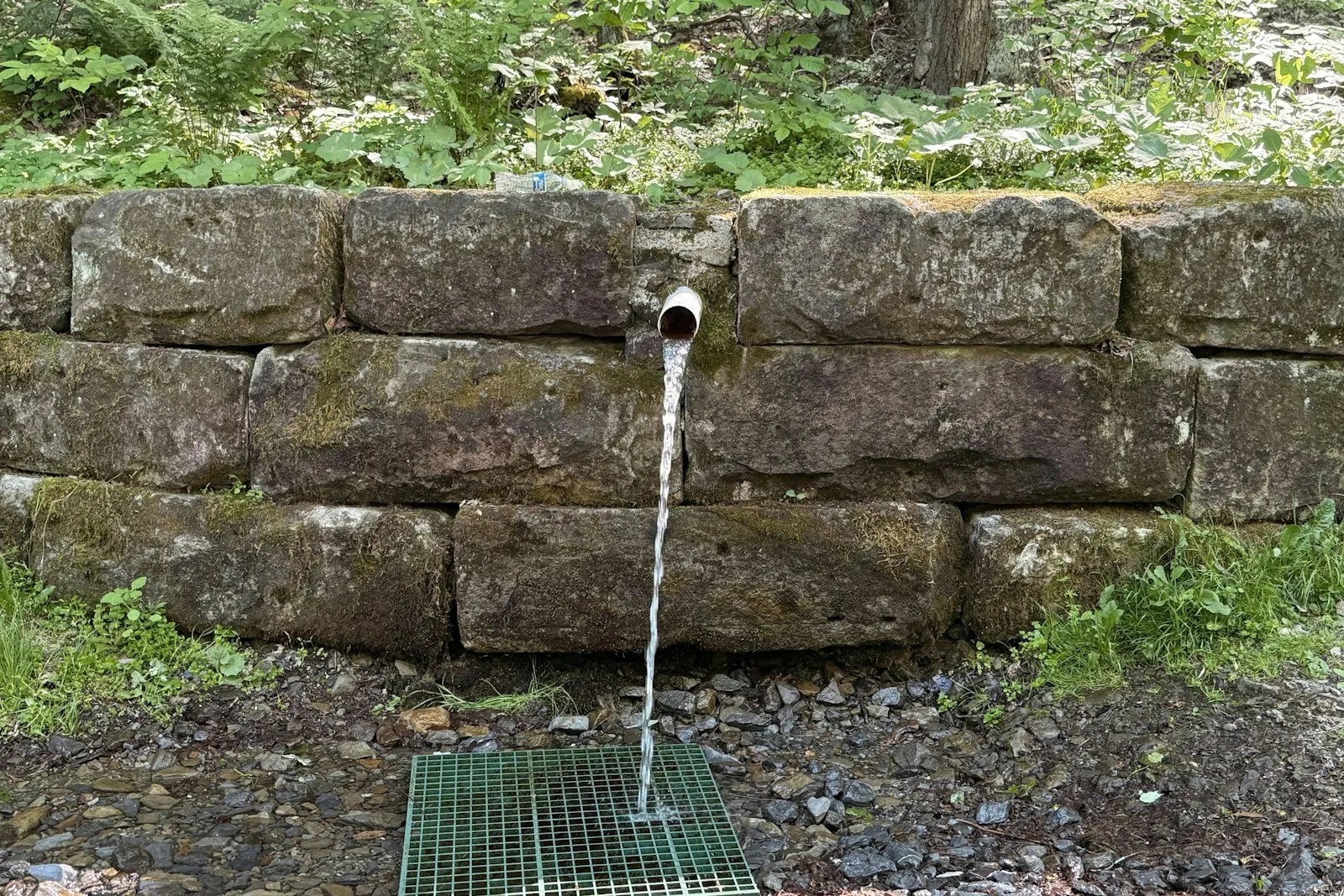 Piezómetro instalado en una ladera con instrumentos de medición