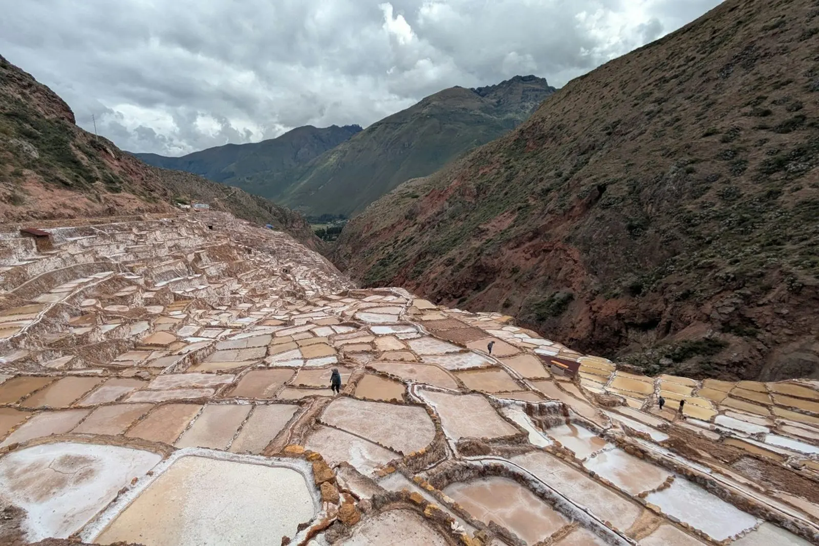 Depósito de relaves con su espejo de agua y el dique de contención